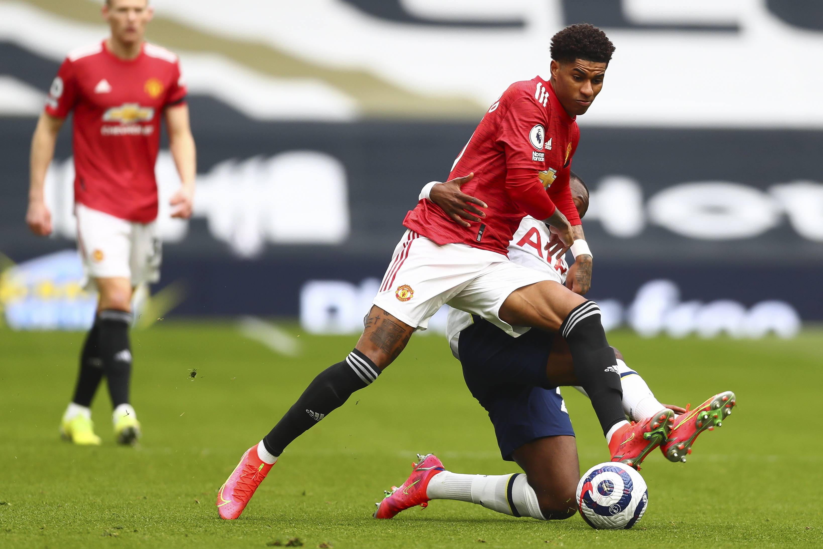 泳池秀恩爱！22岁奥运冠军公开新恋情，与中国白富美甜蜜拥吻_跳水_龙道一_女友.